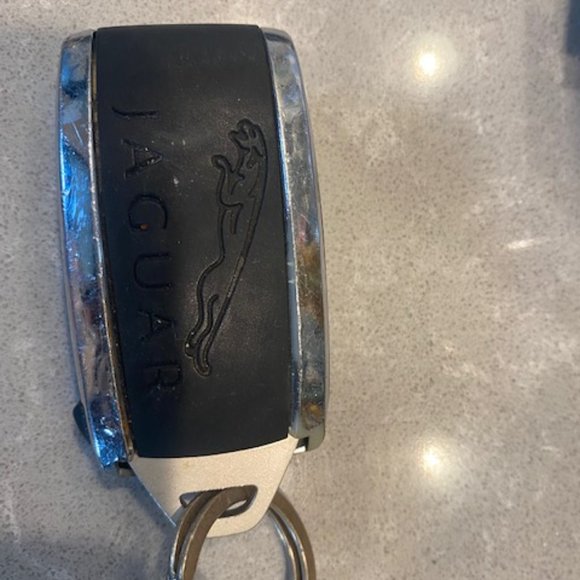 Jaguar Keyless Entry Smart Remote - Picture 2 of 2